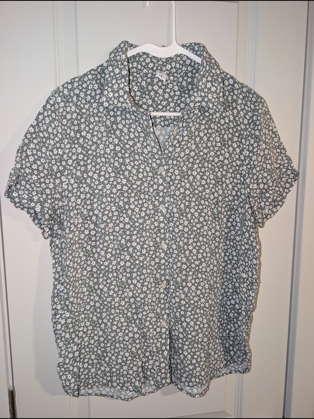2/15$ 💓 twik Green Floral Short Sleeve Button-Up Blouse